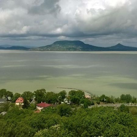 Lovely Apartment At บาลาตอนเฟนีแวช ภายนอก รูปภาพ